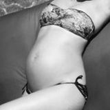 Bald ist es so weit: Model Bar Refaeli ist im neunten Monat schwanger und kann die Geburt ihres ersten Kindes kaum noch erwarten. "Du kannst jetzt rauskommen. Ich bin bereit. Und schwer", kommentiert die 30-Jährige einen Schnappschuss auf Instagram. Auf dem Foto liegt das Model auf einer Luftmatraze im Pool und schiebt im wahrsten Sinne des Wortes eine ruhige (Baby-)Kugel.