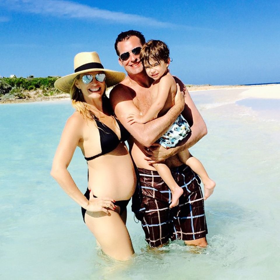 Schauspielerin Molly Sims ist überglücklich, ihrem Sohn Brooks bald ein Geschwisterchen schenken zu können. Gemeinsam mit Ehemann Scott Stuber macht sie zur Zeit Urlaub auf den Bahamas. Schauspielerin Molly Sims ist überglücklich, ihrem Sohn Brooks bald ein Geschwisterchen schenken zu können. Gemeinsam mit Ehemann Scott Stuber macht sie zur Zeit Urlaub auf den Bahamas.