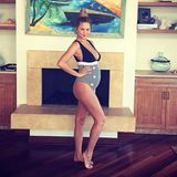 Chrissy Teigen zeigt stolz ihr Babybäuchlein bei Instagram. Offenbar sieht sie das Foto als Gegenentwurf zu ihrem gerade veröffentlichten Cover der thailändischen "Vogue", auf dem sie noch rank und schlank aussieht. "Nicht Vogue Thailand", schreibt sie zum Bild mit Bauch im Badeanzug.
