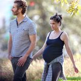 Es sieht so als, als kann es jeden Moment soweit sein: Amanda Peet schiebt schon eine sehr große Kugel vor sich her. Gemeinsam mit Ehemann David Benioff geht sie in Beverly Hills in einem Park spazieren.