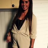 "DSDS"-Teilnehmerin Sarah Engels ist schon ganz aufgeregt auf ihr erstes Baby und postet ein Foto von ihrem wachsenden Babybäuchlein auf Facebook.