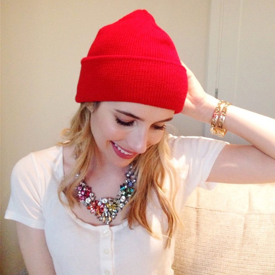 Emma Roberts mag's auffällig: Mit roter Strickmütze zeigt sie sich auf Instagram.