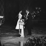 1954: Audrey Hepburn bekommt ihren Oscar für "Ein Herz und eine Krone" von Gastgeber Jean Hersholt überreicht.