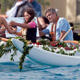 10. April 2010: Im sonnigen Waikiki lässt sich George Clooney für "The Descendants" übers Wasser bringen.
