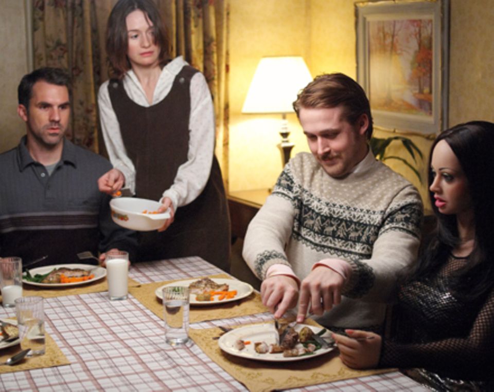 Merkwürdiges Abendessen: Gus (Paul Schneider) und Karin (Emily Mortimer) machen sich Sorgen um Lars Merkwürdiges Abendessen: Gus (Paul Schneider) und Karin (Emily Mortimer) machen sich Sorgen um Lars