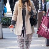 Elizabeth Olsen hat genau wie ihre Schwestern Ashley und Mary-Kate Olsen einen Faible für etwas schräge Outfits. Der kuschelige, beige-rosefarbene Mantel fällt besonders in der Kombination mit Strickpulli und Chiffon-Rock genau in diese Kategorie.