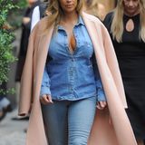 Kim Kardashians altrosa Wollmantel passt farblich toll zum Jeans-Outfit.