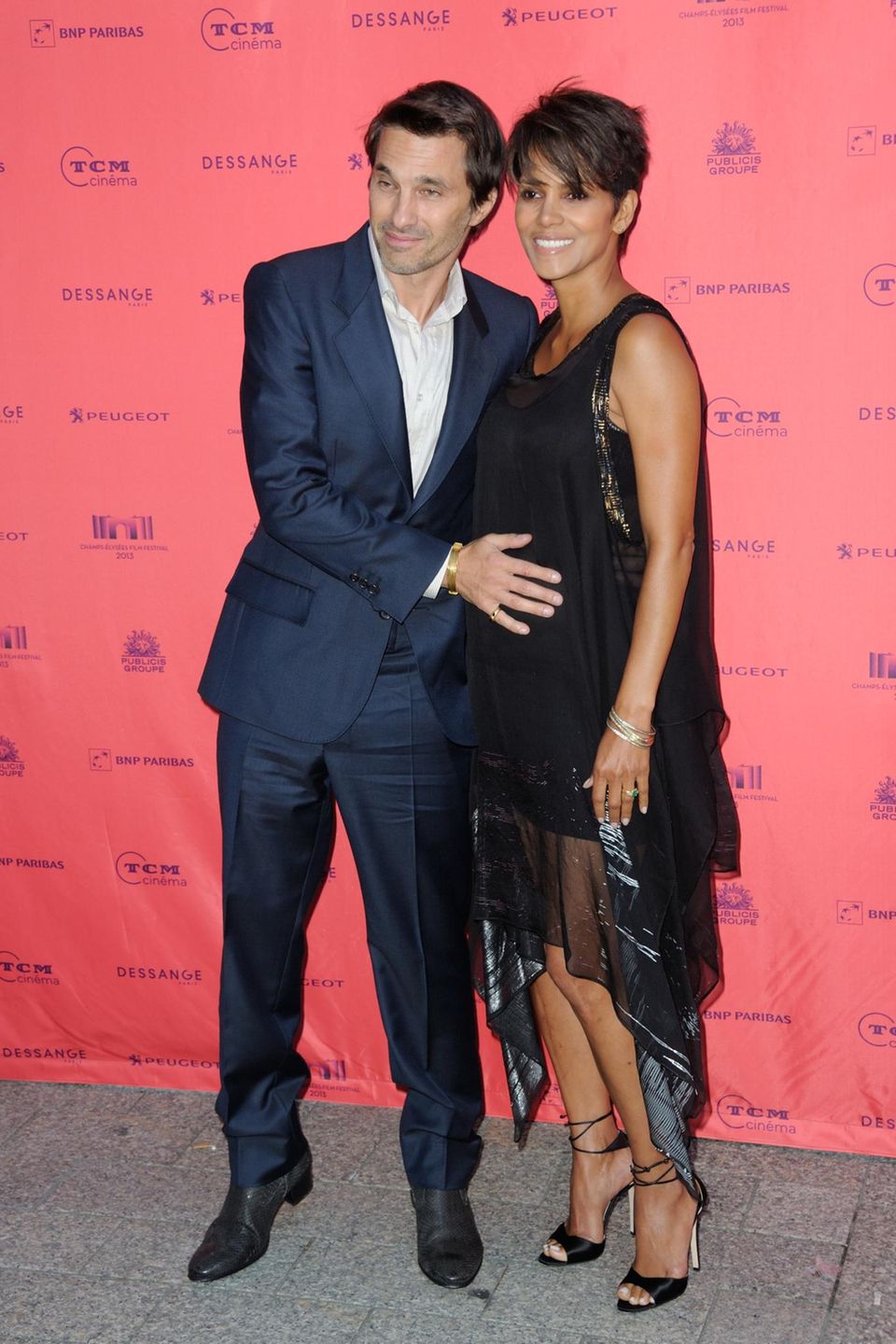 Juni 2013: Olivier Martinez, streicht stolz über den Babybauch seiner Verlobten Halle Berry. Die beiden sind für das "Champs-Elysees Film Festival" nach Paris gereist.