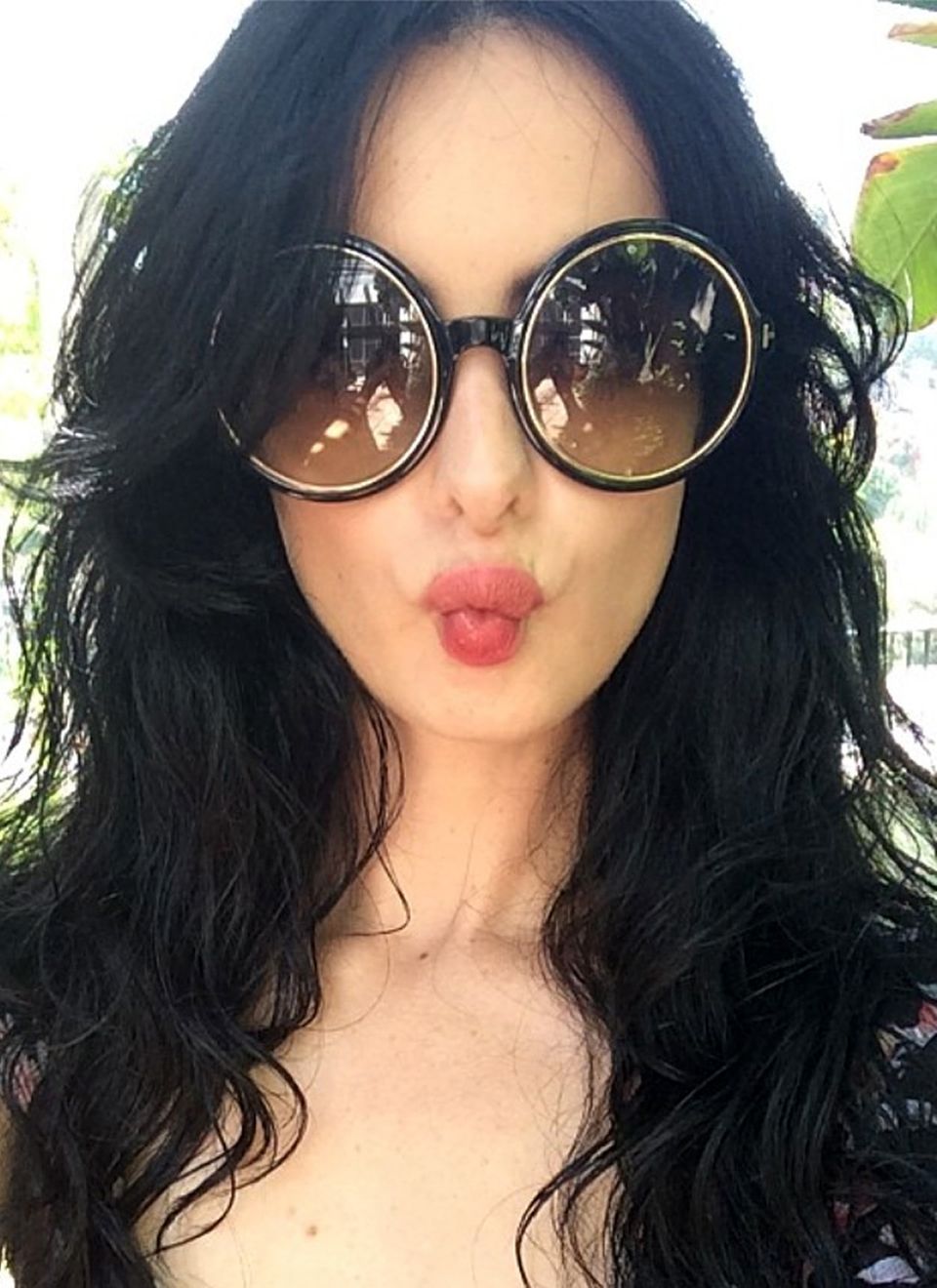 Fundstück: Krysten Ritter findet die große Retro-Sonnenbrille, die eine Freundin bei ihr vergessen hat, zum Knutschen. Fundstück: Krysten Ritter findet die große Retro-Sonnenbrille, die eine Freundin bei ihr vergessen hat, zum Knutschen.