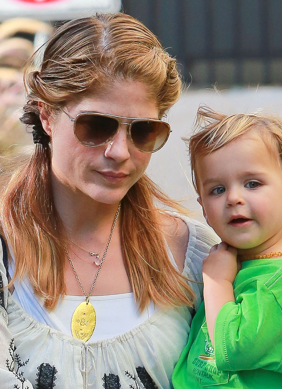 Selma Blair trägt ihre Pilotenbrille mit Steg farblich passend zu den helleren Haaren. Selma Blair trägt ihre Pilotenbrille mit Steg farblich passend zu den helleren Haaren.
