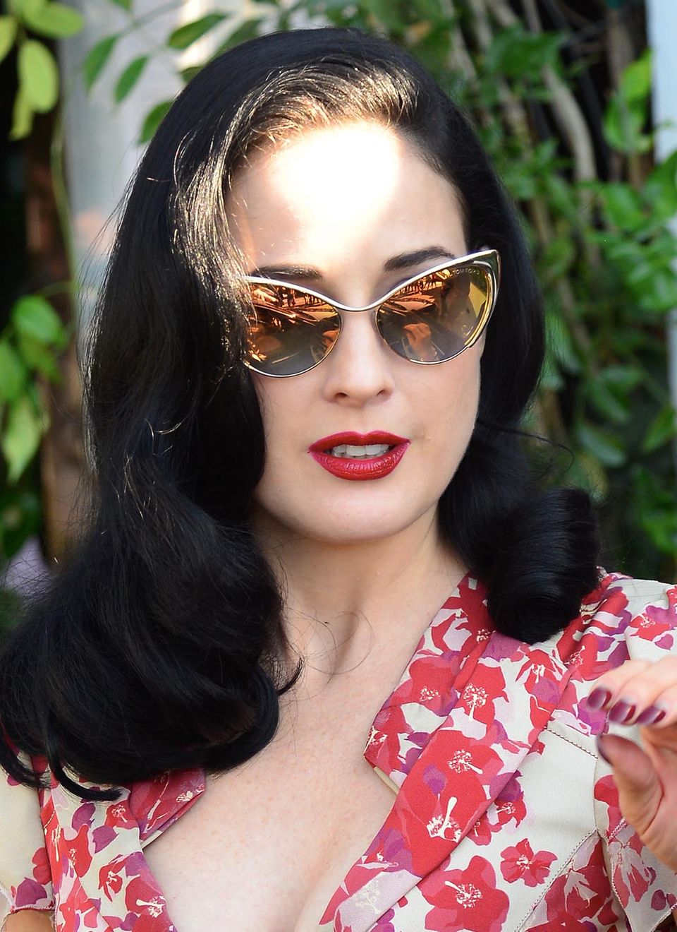 Sonnenbrillen in Katzenaugen-Form sind derzeit schwer angesagt. Dita von Teese trägt ihre voll verspiegelt und farblich passend zum Kleid. Sonnenbrillen in Katzenaugen-Form sind derzeit schwer angesagt. Dita von Teese trägt ihre voll verspiegelt und farblich passend zum Kleid.