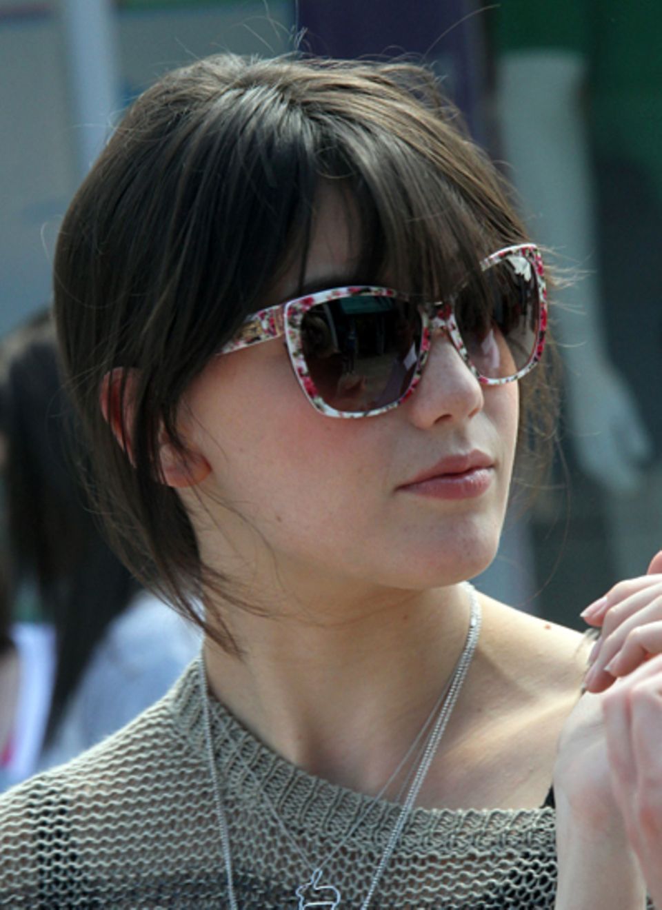 Model Daisy Lowe setzt bei ihrer Sonnenbrille auf verspielte Blümchen.