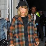 Taylor Swift scheut nicht vor verschiedenen Mustern bei diesem Outfit, denn zum Wollmantel im Holzfäller-Look kombiniert die Sängerin einen kleinkarierten Zweiteiler.