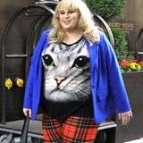 Schauspielerin Rebel Wilson spaziert im fragwürdigen Katzen-Shirt durch New York. Auch wenn ihr bunt zusammengewürfelter Look ein wenig gewöhnungsbedürftig ist, liegt sie mit ihrer Karo-Leggings voll im Trend.
