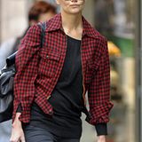 Katie Holmes trägt über dem schwarzen Top eine karierte Jacke - einfach perfekt für die ersten Herbsttage.