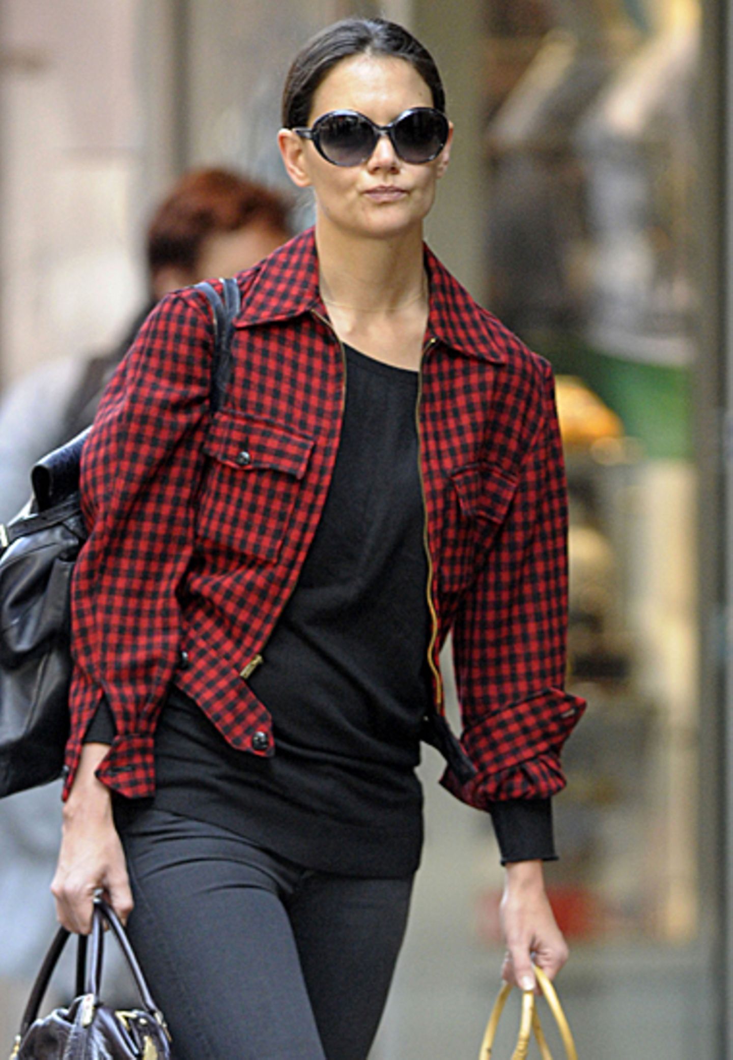 Katie Holmes trägt über dem schwarzen Top eine karierte Jacke - einfach perfekt für die ersten Herbsttage.