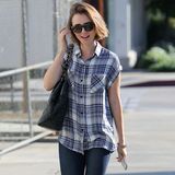 Back to the 50s: Mit kariertem Hemd und hochgekrempelten Ärmeln kombiniert mit dunkler Jeans macht Lily Collins modisch eine kleine Zeitreise in die 50er Jahre.