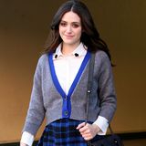 Emmy Rossum zeigt sich auf dem Weg zu einem Café im modernen Schulmädchen-Look mit Bluse, Cardigan und blau-schwarzem Karo-Rock.