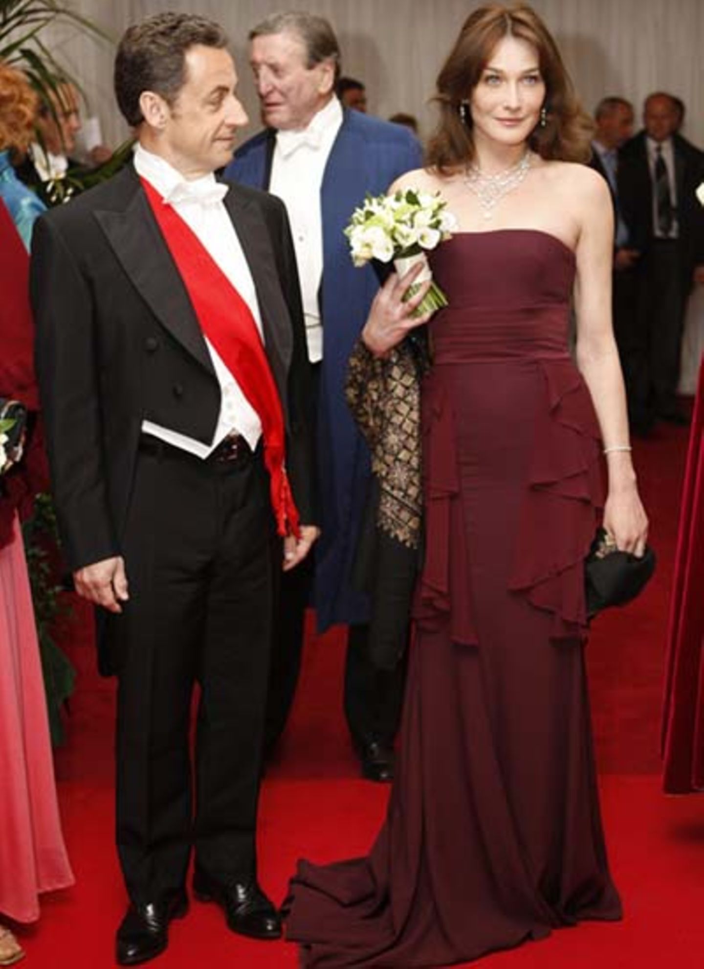 Wie eine stolzer Prinz guckt Nicolas Sarkozy auf seine Ballkönigin