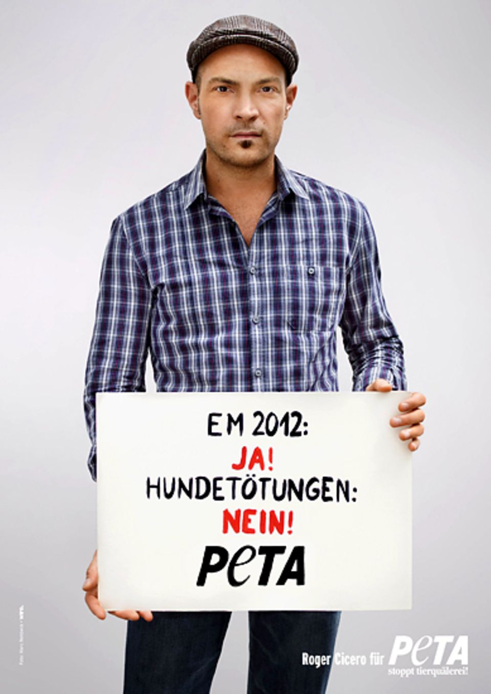 Als Sänger des offiziellen DFB-Fansongs engagiert sich Roger Cicero mit PETA gegen Tierquälerei im Gastgeberland der EM 2012.