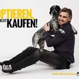 Mit dem Slogan "Adoptieren statt kaufen!" setzt sich Marcel Schmelzer mit Hündin Mimi für Tiere aus dem Tierheim ein.