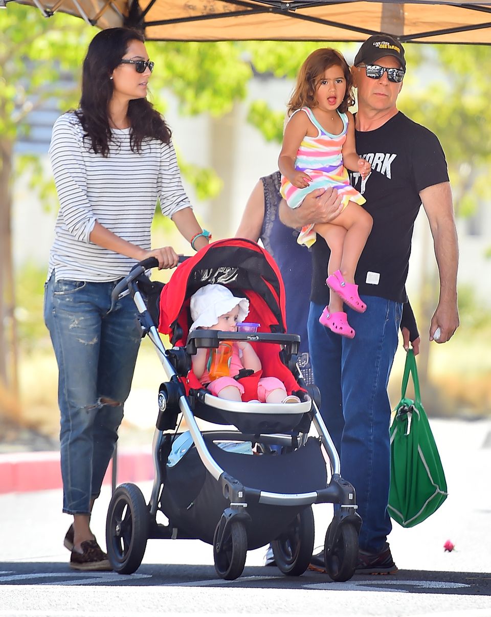 Juli 2015  Bruce Willis und Emma Hemming sind mit ihren beiden Töchtern Evelyn und Mabel auf dem Weg zu einem Bauernmarkt.