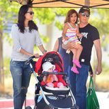 Juli 2015  Bruce Willis und Emma Hemming sind mit ihren beiden Töchtern Evelyn und Mabel auf dem Weg zu einem Bauernmarkt.