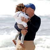 Bruce Willis küsst seine kleine Tochter Mabel. Zusammen mit seiner schwangeren Ehefrau Emma Heming verbringt er einen freien Tag am Strand von Santa Monica.