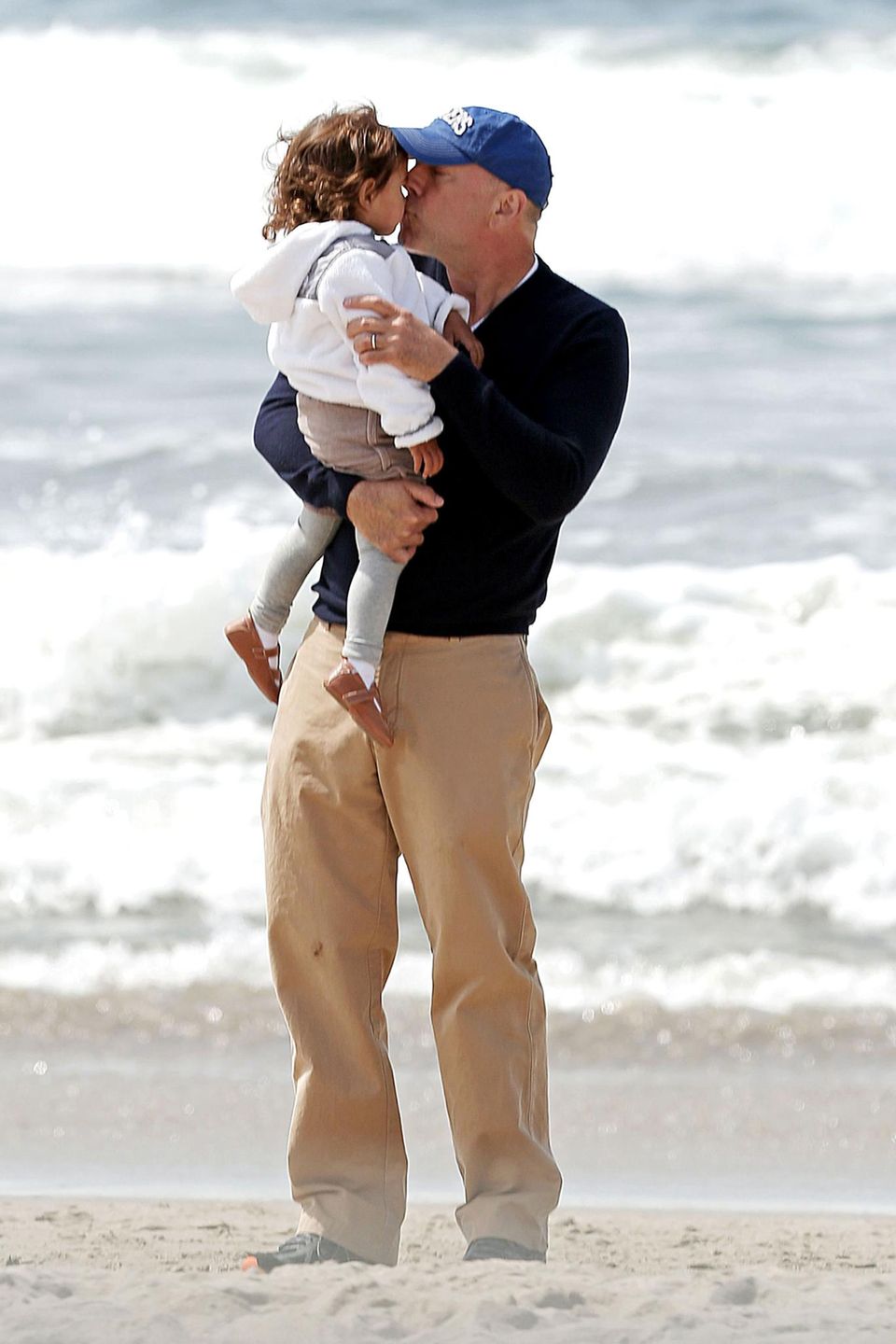 Bruce Willis küsst seine kleine Tochter Mabel. Zusammen mit seiner schwangeren Ehefrau Emma Heming verbringt er einen freien Tag am Strand von Santa Monica.