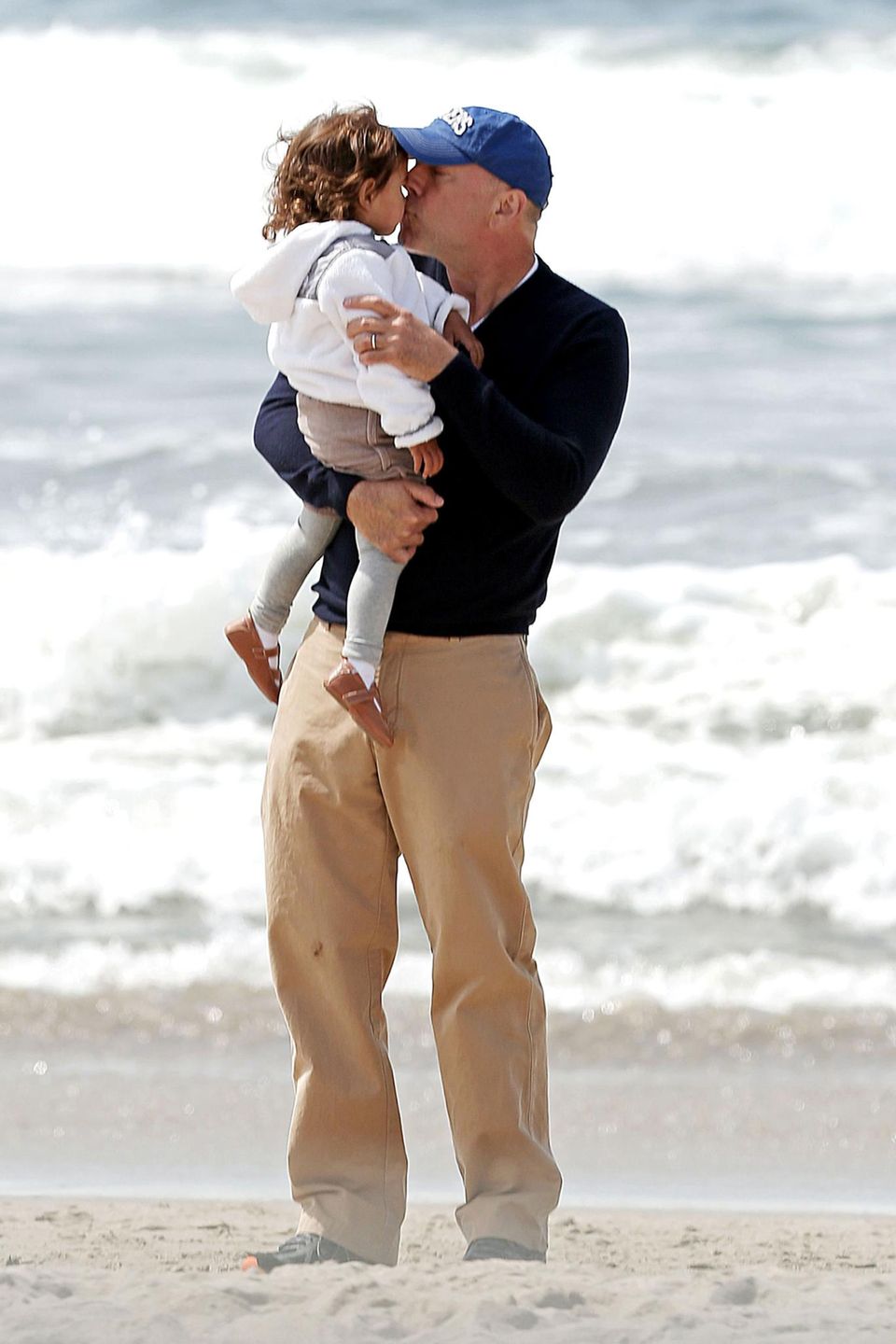 Bruce Willis küsst seine kleine Tochter Mabel. Zusammen mit seiner schwangeren Ehefrau Emma Heming verbringt er einen freien Tag am Strand von Santa Monica. Bruce Willis küsst seine kleine Tochter Mabel. Zusammen mit seiner schwangeren Ehefrau Emma Heming verbringt er einen freien Tag am Strand von Santa Monica.