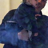 12. November 2012: Da zeigt der Actiondarsteller sofort seine weiche Seite: Am Filmset von "RED 2" bekommt Papa Bruce Willis Bes