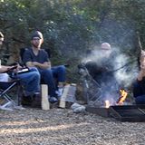 Oktober 2011: Rettungsversuche. Beim Camping mit Freunden erholen sich Ashton Kutcher und Demi Moore vom Wirbel um Ashtons Affär