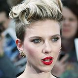 Die Vielseitigkeit von Kurzhaarschnitten demonstriert Scarlett Johansson bei der "Avengers"-Premiere in London mit dieser locker eingedrehten, schwungvollen Frisur.