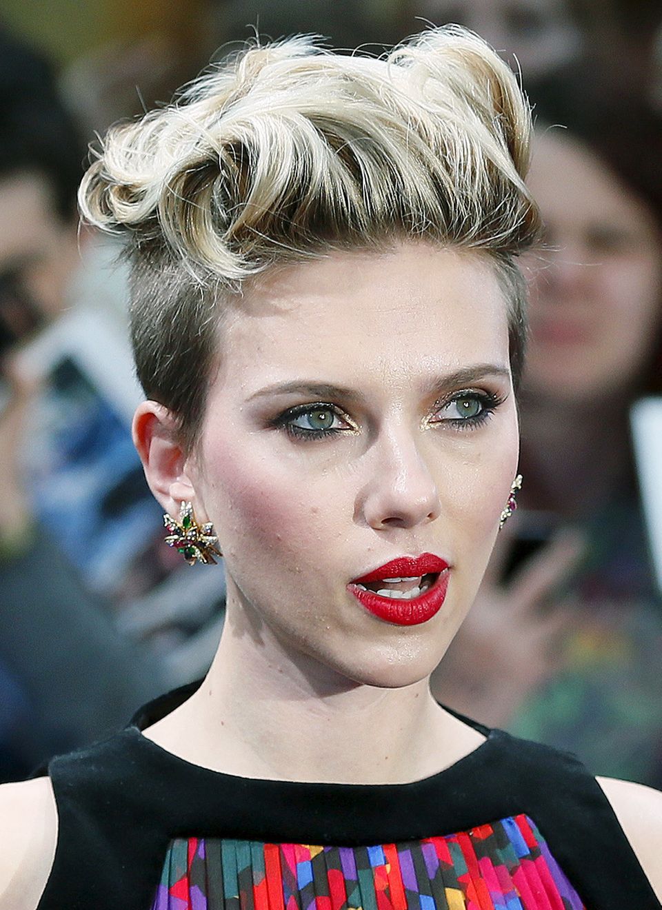 Die Vielseitigkeit von Kurzhaarschnitten demonstriert Scarlett Johansson bei der "Avengers"-Premiere in London mit dieser locker eingedrehten, schwungvollen Frisur.