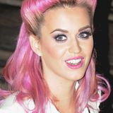 Doppelt hält besser findet Sängerin Katy Perry und trägt gleich zwei Haartollen.