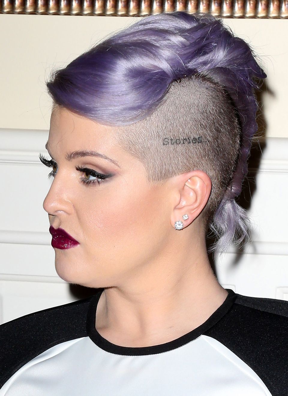 Leicht eingedreht bekommt der punkig-harte Irokesenschnitt von Kelly Osbourne eine schöne, weibliche Note. Leicht eingedreht bekommt der punkig-harte Irokesenschnitt von Kelly Osbourne eine schöne, weibliche Note.