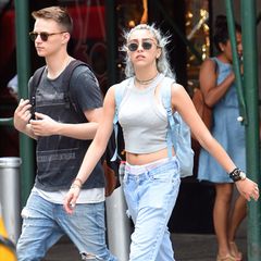 Beim Bummel durch Soho zeigt Lourdes mit Schlabberjeans, Unterhöschen und grauem Top nicht nur ihre Vorliebe für blau-graue Pastelltöne, sondern an ihrer Seite auch ihren neuen Freund.
