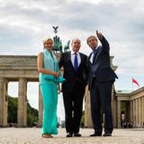 Mit Berlins Bürgermeister Klaus Wowereit geht es weiter zum Brandenburger Tor.