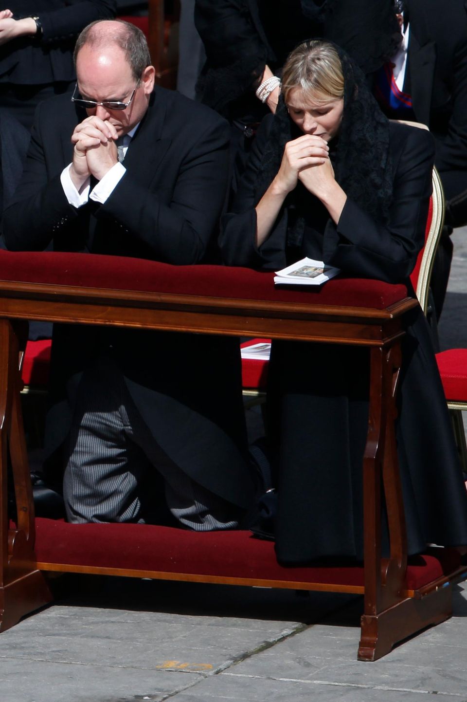 März 2013  Fürst Albert und Charlène beten auf der Amtseinführung von Papst Franziskus im Vatikan.