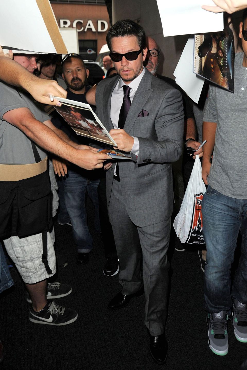 Bevor Mark Wahlberg in der "Today Show" in New York auftritt, gibt er ein paar Autogramme. Bevor Mark Wahlberg in der "Today Show" in New York auftritt, gibt er ein paar Autogramme.