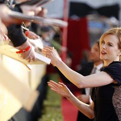 Nicole Kidman gibt bei ihrer Ankunft auf dem roten Teppich fleißig Autogramme.