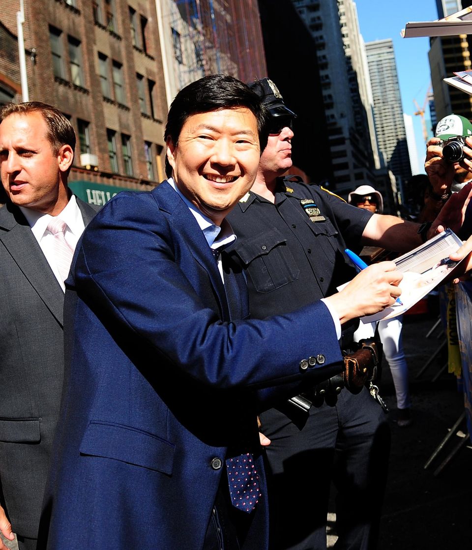 Comedian Ken Jeong schreibt, nach seinem Besuch in der "David Letterman Show", für seine Fans fleißig Autogramme. Comedian Ken Jeong schreibt, nach seinem Besuch in der "David Letterman Show", für seine Fans fleißig Autogramme.