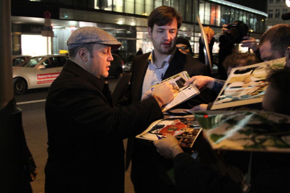 17. Januar 2011: Nach dem Abendessen im Borchardt Restaurant in Berlin, schreibt Kevin James gerne ein paar Autogramme. 17. Januar 2011: Nach dem Abendessen im Borchardt Restaurant in Berlin, schreibt Kevin James gerne ein paar Autogramme.
