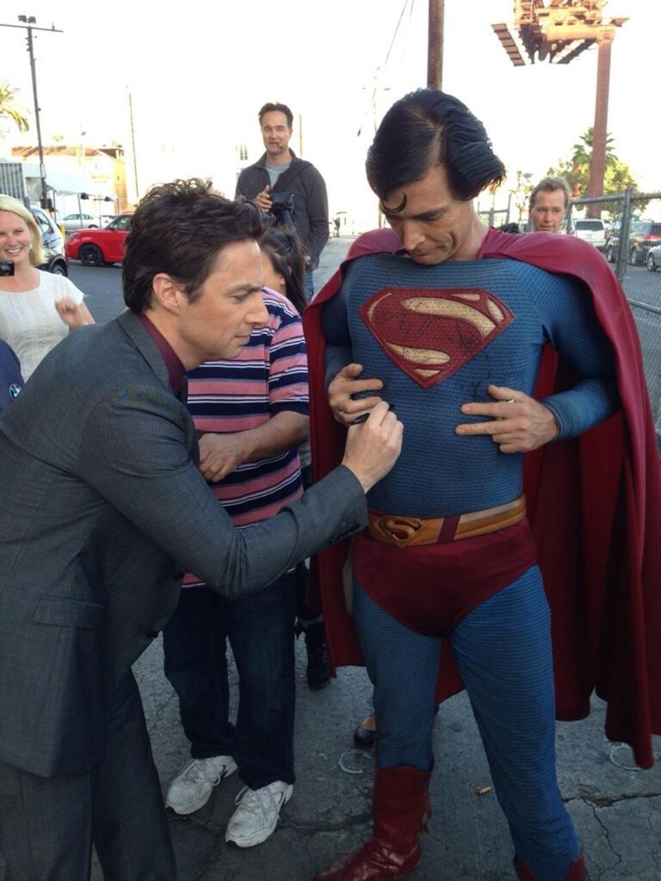 Zach Braff hinterlässt auf dem Superman-Anzug eines Fans seine Unterschrift.