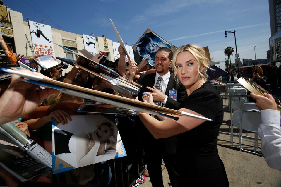 Nachdem Kate Winslet mit einem Stern auf dem "Walk of Fame" ausgezeichnet wurde, gibt sie noch ganz fleißig eine Autogrammstunde in Hollywood.