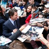 Tom Cruise nimmt ein Bad in der Menge und gibt Autogramme bei der Filmaufführung von "Edge of Tomorrow".
