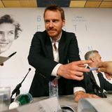 Nach der Konferenz verteilt Micheal Fassbender noch ein paar Autogramme an die Journalisten.