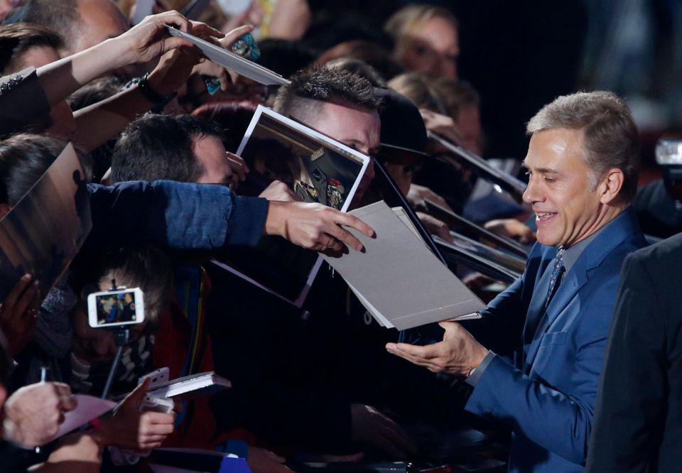 Der Schauspieler Christoph Waltz kann sich vor Autogrammjägern kaum retten, als er bei der Premiere des neuen James Bond 007 Films "Spectre" in Berlin ankommt.