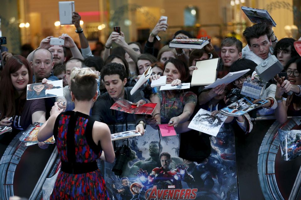 Bevor Scarlett Johansson die Premiere von "Avangers: Age of Ultron" feiern kann, verteilt sie noch Autogramme an ihre Fans. Bevor Scarlett Johansson die Premiere von "Avangers: Age of Ultron" feiern kann, verteilt sie noch Autogramme an ihre Fans.