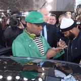 Bei seinem Besuch in Warschau schreit Rapper 50 Cent Autogramme für seine polnischen Fans.